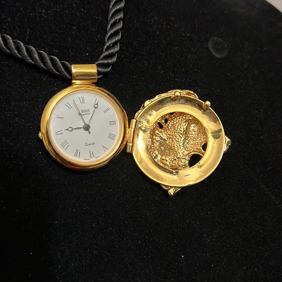 BOLD ELEGANCE Quartz Lion Head cubic zerconia stone, YG watch. Need battery. - Picture 2 of 6